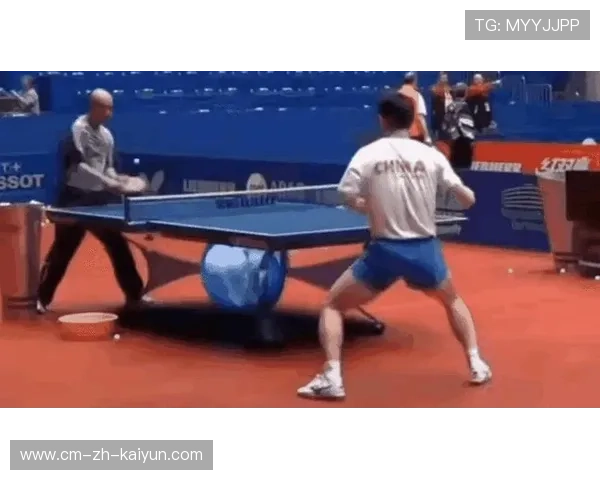 乒乓球选手反手拧拉连续得分，全场鼓掌